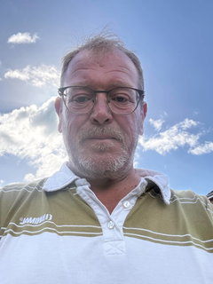 Winner Simon Warne, Milford on Sea background